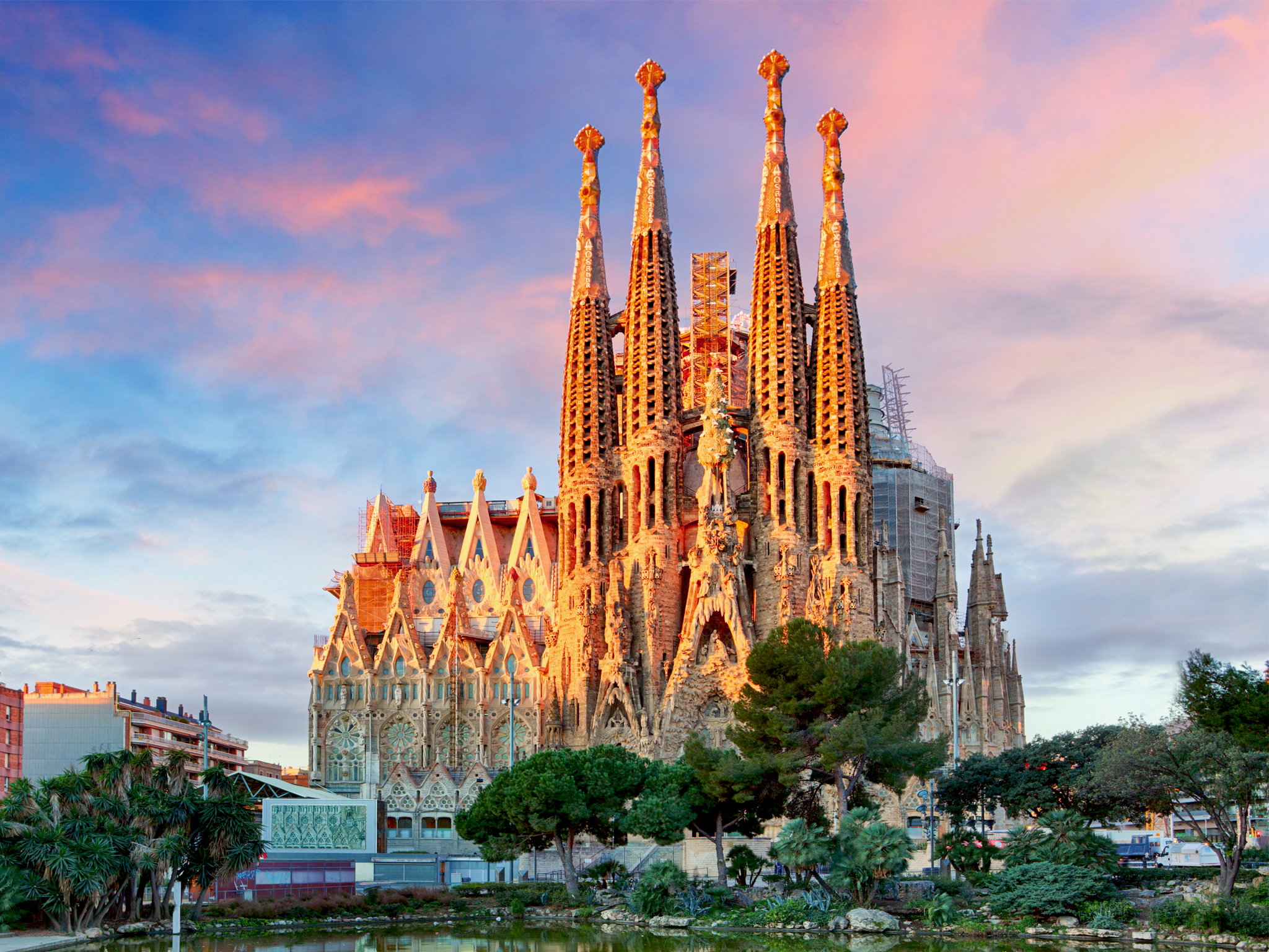 Conocida simplemente como la sagrada familia (sagrada família), es una gran basílica católica de barcelona (españa), diseñada por el arquitecto catalán antoni . La Sagrada Familia Es El Mejor Monumento Del Mundo Segun Tiqets