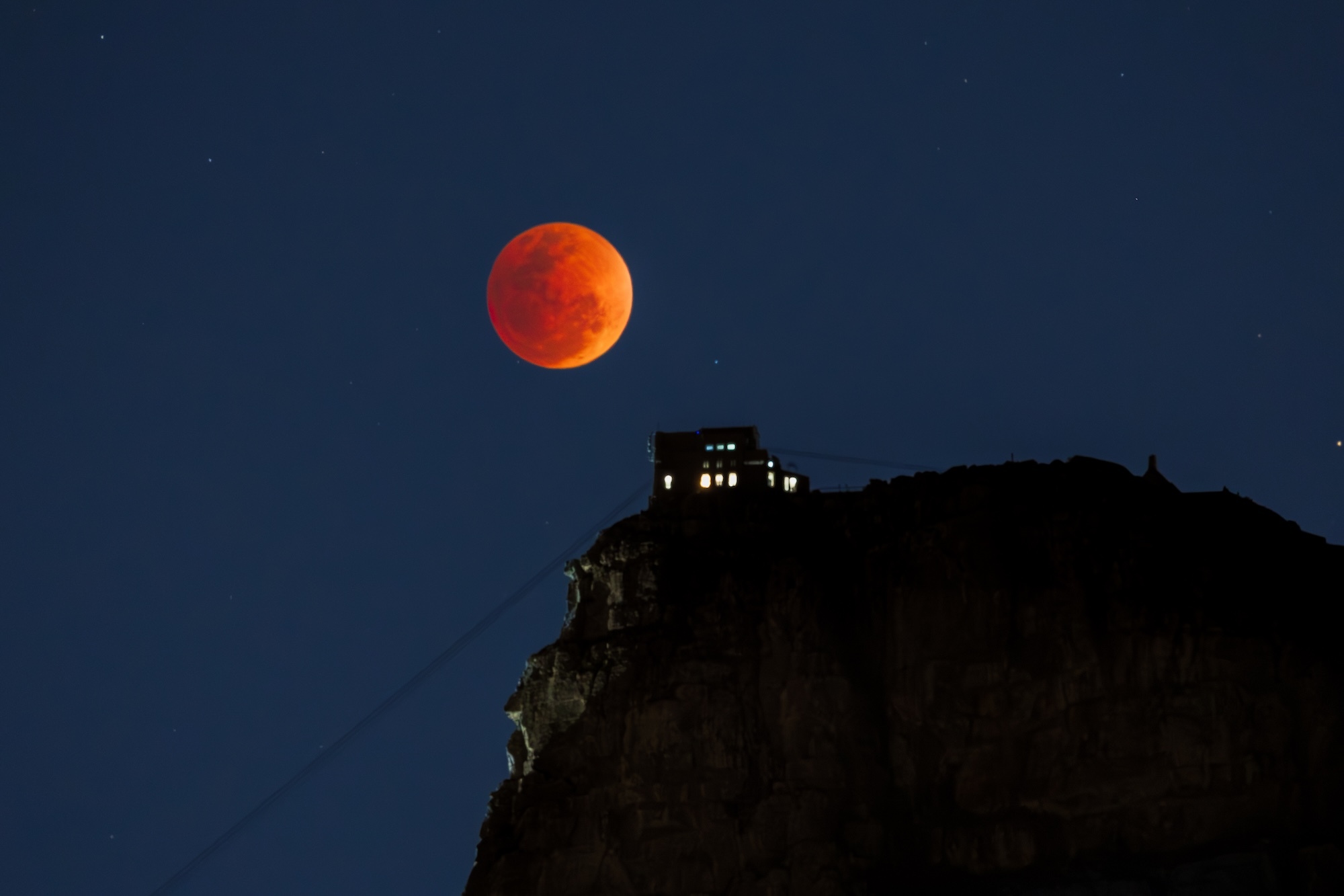 2025 Final Supermoon: Lunar Standstill Makes Springbok Moon Rise to Extreme Altitude in Cape Town (2025)