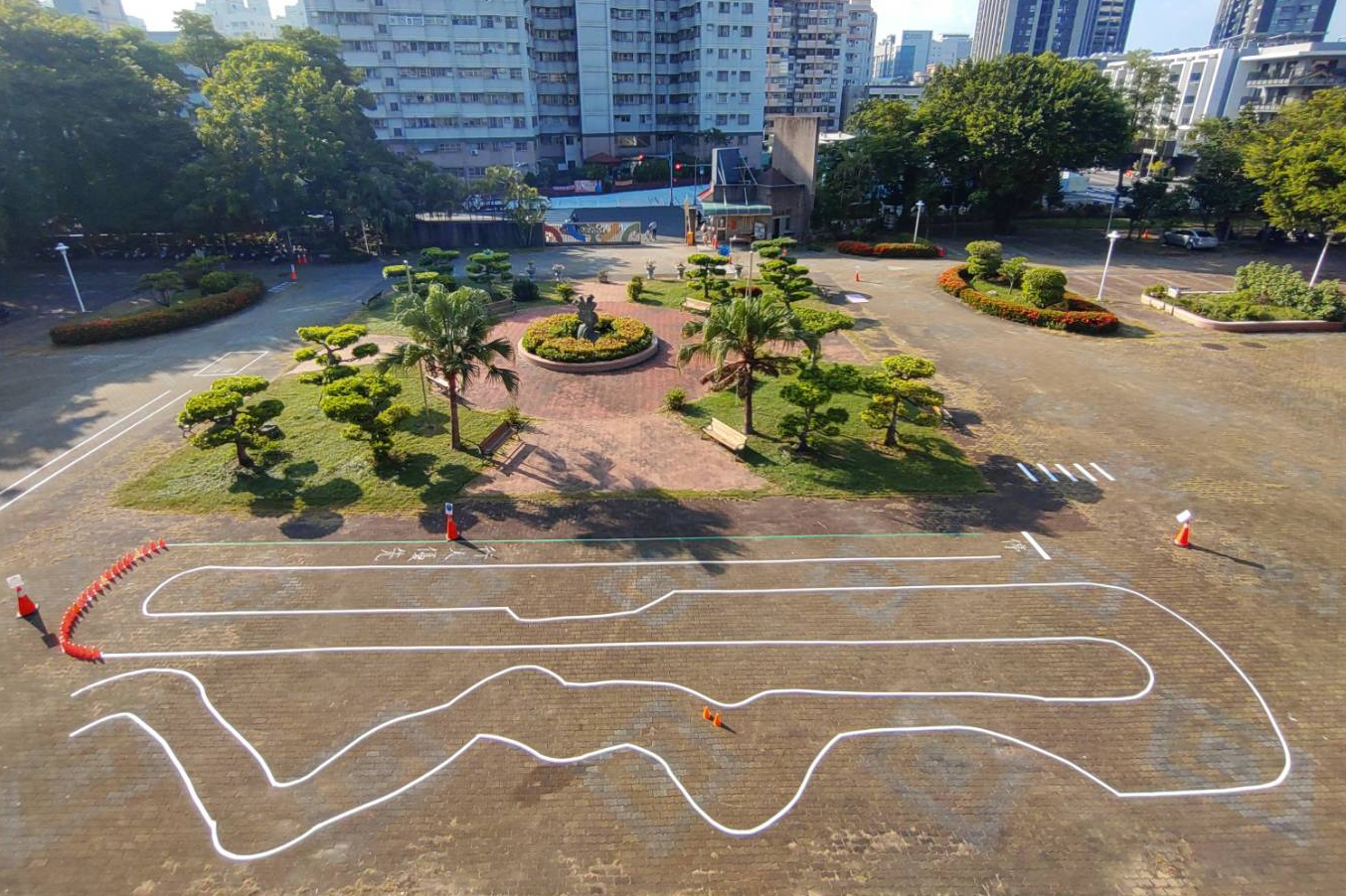 翠屏國小學生於校園內騎乘自行車進行S型彎道路考。