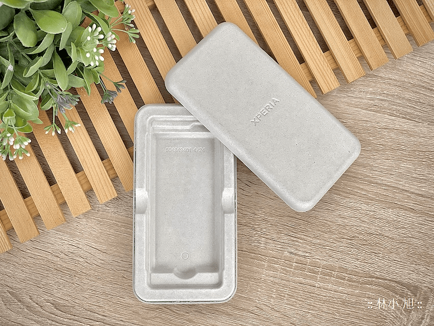 橫向持握 Sony Xperia 1 V 旗艦機，展現 4K 螢幕與前置立體聲環繞音效。