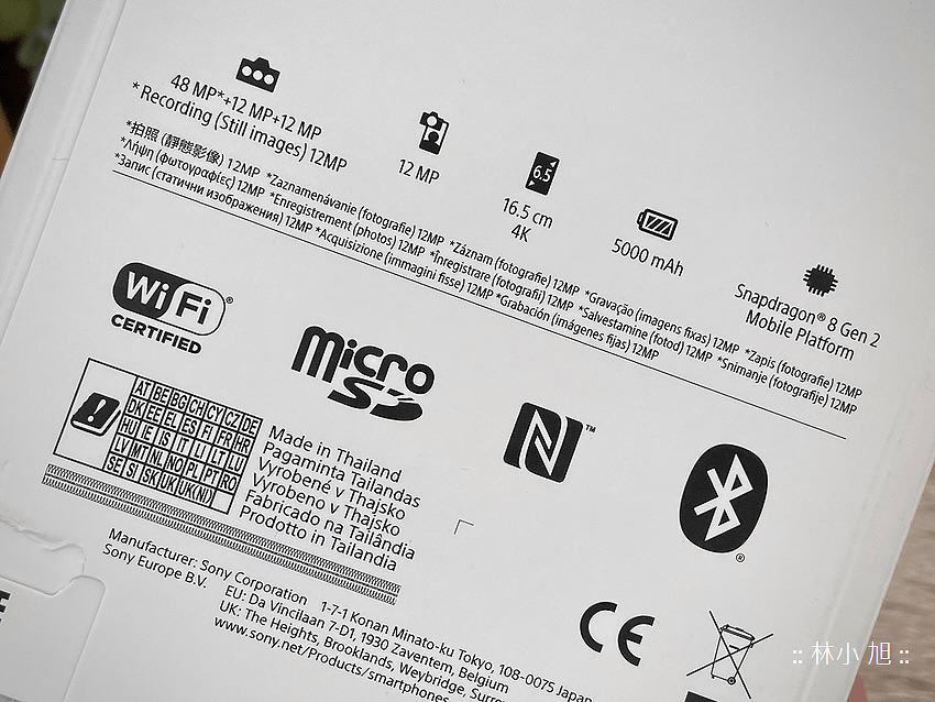 使用者橫向持握 Xperia 1 V 手機，透過 4K 螢幕觀看高畫質影片與感受立體音效。