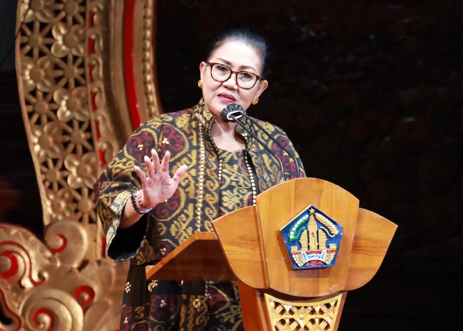 Ketua Dekranasda Provinsi Bali, Ny. Putri Koster memberikan arahan pada penutupan Pameran IKM Bali Bangkit, Selasa (8/8/2023).