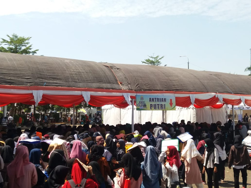 Video di atas adalah video antrian yg begitu banyak melamar kerja.sumber video . Sebanyak 35 000 Orang Berburu 7 500 Lowongan Kerja Di Job Fair Serang