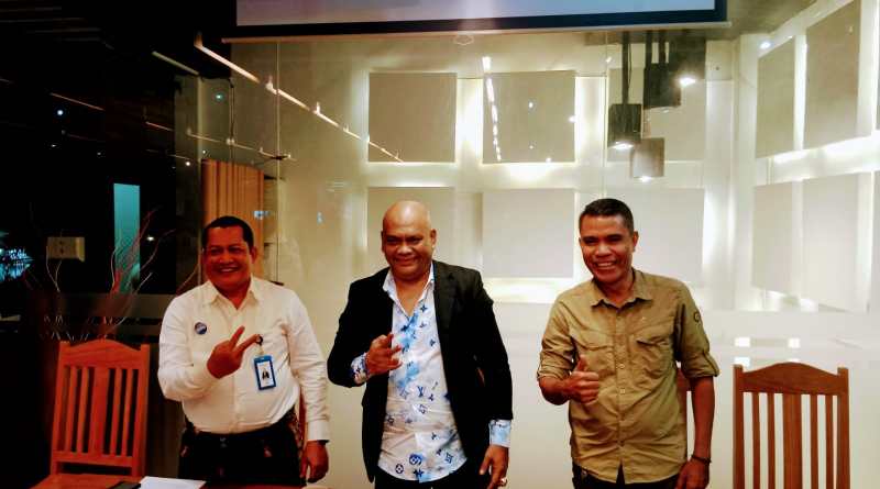 Apolos Djara Bonga, SH, didampingi Kepala Devisi Rencorsec dan Legal Bank NTT, Endri Wardono dan Konsultan Media Stenly Boymau, dalam jumpa pers di Cafe Petir Kota Kupang (14/6/2022)