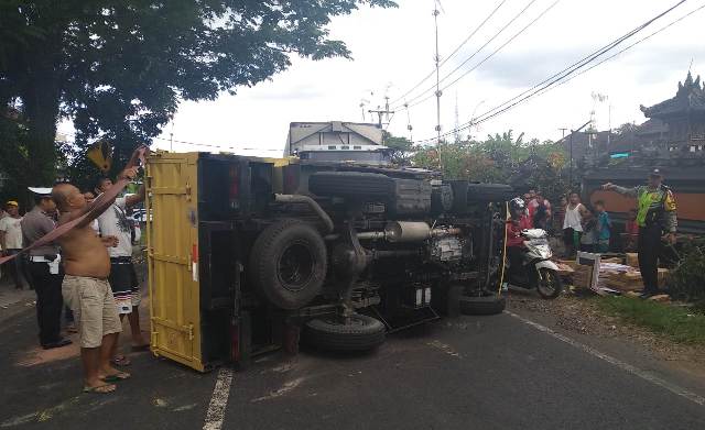 Truk mengalami kecelakaan tunggal di Jalur Denpasar-Gilimanuk masuk Banjar Mandung Kangin, Desa Sembung Gede, Kecamatan Kerambitan,.Kabupaten Tabanan.