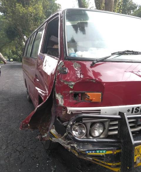 Kondisi mobil Isuzu yang terlibat kecelakaan dengan sebuah sepeda motor Honda Beat di Jalur Denpasar-Singaraja tepatnya di Banjar Belah, Desa Luwus, Kecamatan Baturiti, Kabupaten Tabanan