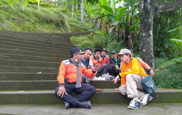 Petugas BPBD bersama relawan tengah mencari WNA yang hilang saat mendaki Gunung Agung