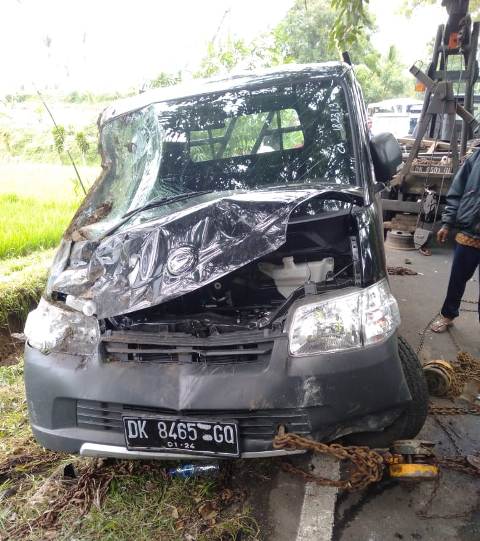 Mobil Daihatsu Grand Max jenis Pickup warna hitam bernopol DK 8465 GQ terperosok di parit di Jalan jurusan Denpasar-Singaraja masuk Banjar Abianluan,Kecamatan Baturiti, Tabanan