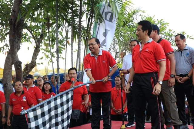 Gubernur Bali Wayan Koster melepas Jalan Sehat Peringatan Hari Pendidikan Nasional (Hardiknas) Tahun 2019