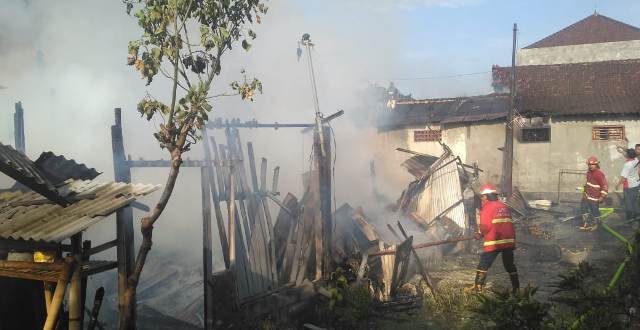 Petugas pemadam kebakaran saat memadamkan api Empat unit bangunan rumah di Jalan Buana Raya gang Buana Dwipa Lingkungan Merta Buana, Denpasar Barat
