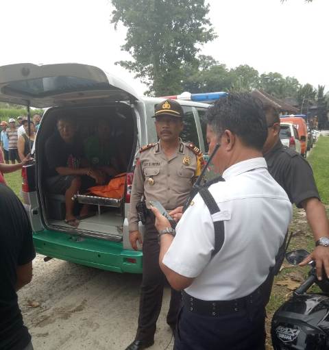 TEWAS - Jenazah Ni Wayan Sasih (41 ) saat ditemukan warga di Sungai Yeh Ge hendak dievakuasi ke Rumah Duka Banjar Bau Kaler , Desa Nawakerti, Kecamatan Abang, Karangasem
