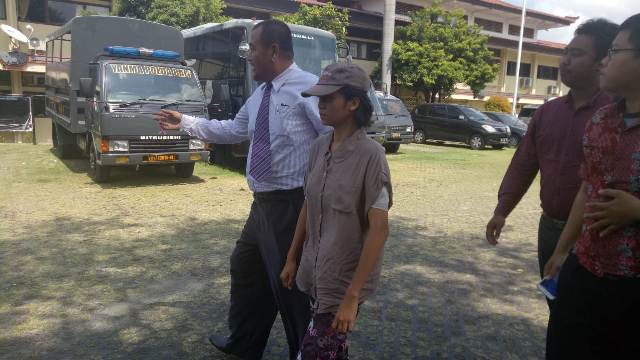 Korban Penyiraman Air Panas Eka Febriyanti (pake topi) didampingi Pengacaranya Supriyono di Mapolda Bali.