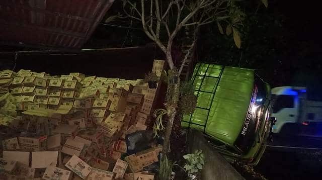 Tak Kuat Nanjak, Truk Terguling di Lalanglinggah