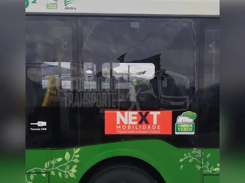 Um dos ônibus vandalizados durante as ações criminosas recentes | Foto: Reprodução/Diário do Transporte