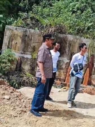 Tingginya Curah Hujan Jalan Nasional KM 17 Via Pesisir Selatan Badan Jalan Tertimbun Material Longsor.