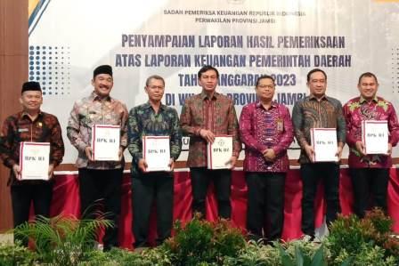 Penjabat Bupati Kerinci Asraf. Menerima Opini WTP Dari Perwakilan BPK  Provinsi Jambi
