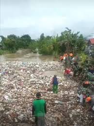 Penceramaran DAS Batang Merao Ambang Batas, Puluhan Ton Sampah Sumbat Aliran Sungai. 