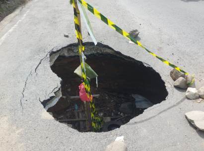 Hati-Hati Lubang Berdiameter 1,5 Meter  Dipangkalan Jembatan Sumur Ajir Hampir Sebulan Terbiarkan Menganga.