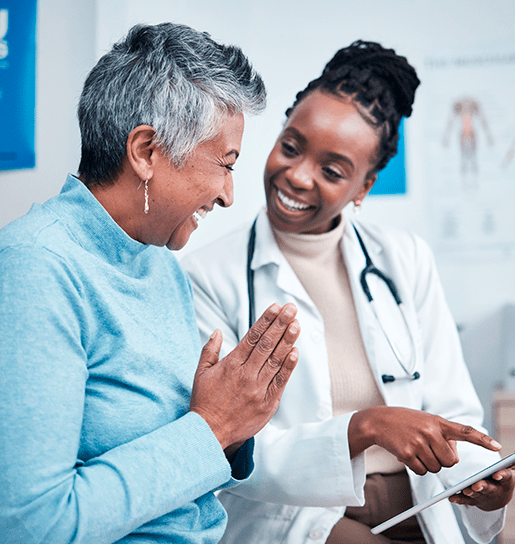 Profesional de la salud atendiendo a una paciente en Medical Luimer IPS con atención cercana y humanizada.