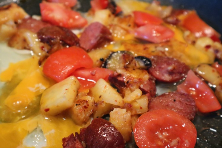 Sucuk mit Ei als mediterranes Frühstück ist in der Türkei unter den Namen Ucuklu Yumurta bekannt