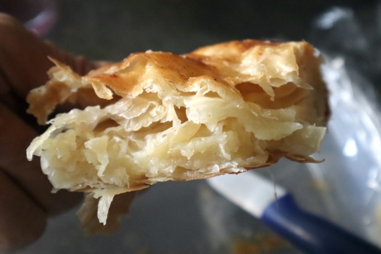 Bougatsa Rezept: So gelingt das traditionelle griechische Dessert 6 Knuspriger, goldbrauner Filoteig in Nahaufnahme – griechische Bougatsa