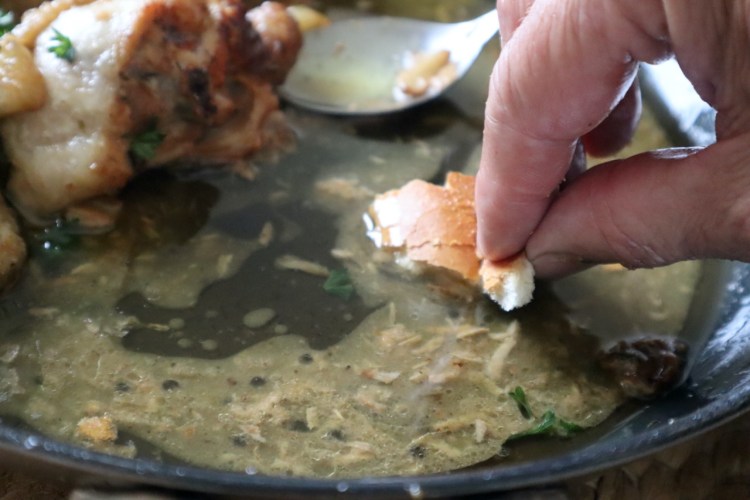 Pollo al ajillo - Traditionalles Rezept der spanischen Bauernküche 15 Frisches Brot wischt die aromatische Knoblauchsauce des Pollo al ajillo aus der Pfanne