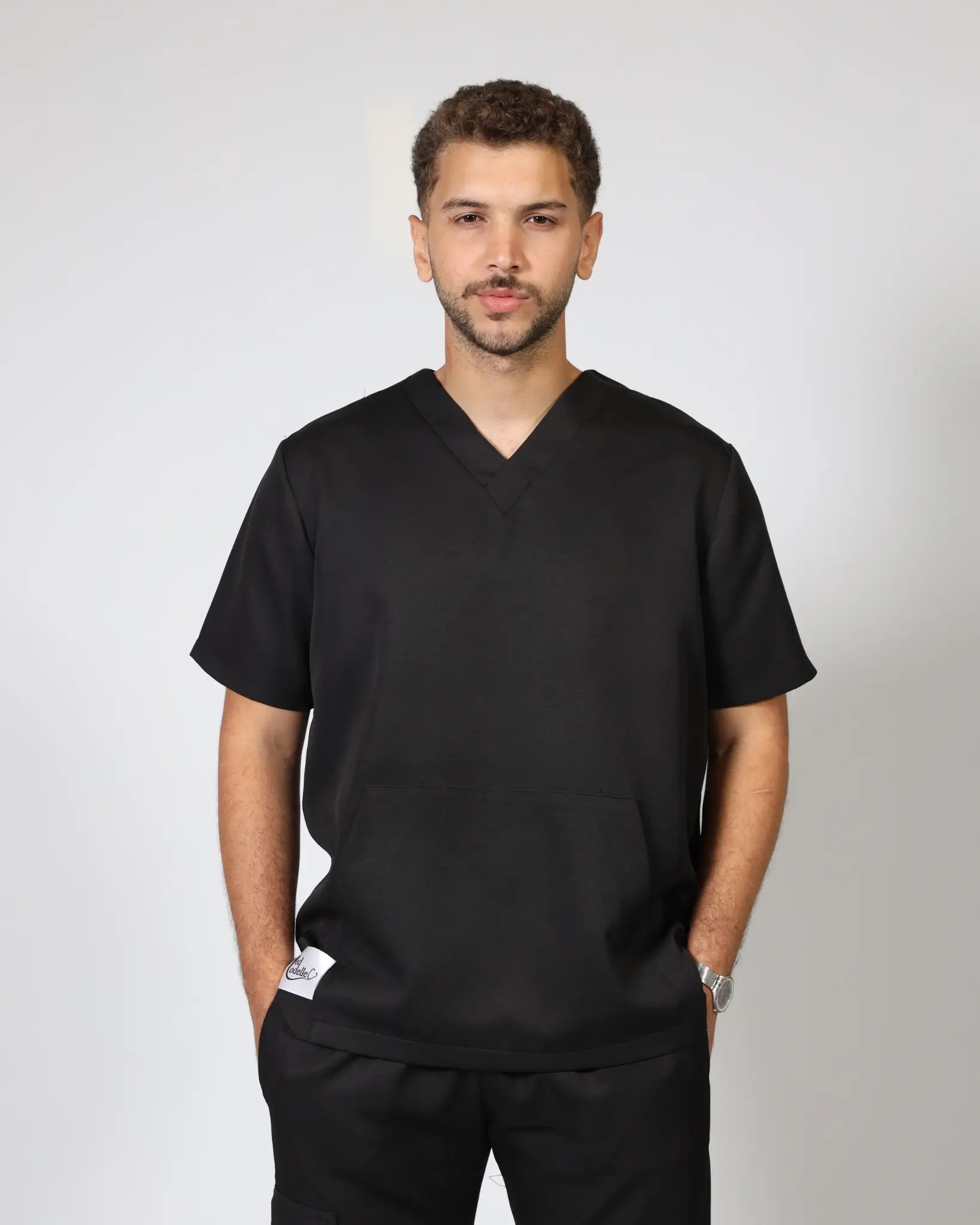 طقم سكرابس رجالي ياقة V من MedModelle