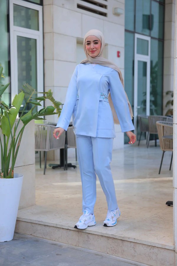 طقم سكرابس نسائي مطرز من MedModelle