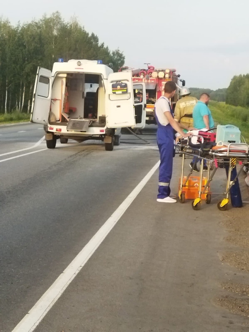 Курганская «скорая» доставила захлебнувшегося ребенка живым, несмотря на загоревшуюся машину 1 В Катайске ребёнок тонул в частном бассейне. Его везли в Шадринск подключённым к аппарату ИВЛ, чтобы передать санавиации для перелёта в Курган. По дороге загорелся моторный отсек скорой помощи. «Фельдшер, медсестра и водитель проявили героизм, ребёнок остался жив, уже из реанимации выписан в общее отделение», – сообщили в группе «Типичный Катайск». В Депздраве региона рассказали, что ребенка доставили в Катайскую ЦРБ в состоянии, требующем экстренного оказания медицинской помощи. По итогам консультации с детским реаниматологом Центра медицины катастроф было принято решение транспортировать его в Шадринскую БСМП. Одновременно туда был направлен вертолет санитарной авиации для эвакуации ребенка в Курган.