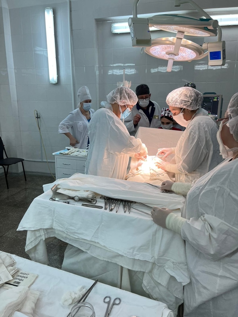 В Саратове врачи приняли сложные роды у пациентки с илеофеморальным тромбозом 2 В Саратове врачи первой городской больницы приняли сложные роды у пациентки: удалось спасти и её, и ребёнка. Для этого понадобились совместные усилия врачей-акушеров-гинекологов, сосудистых хирургов и врачей-анестезиологов-реаниматологов. 18-летняя пациентка поступила в отделение сосудистой хирургии № 2 13 декабря с диагнозом: беременность 37 – 38 недель, илеофеморальным флеботромбоз слева.