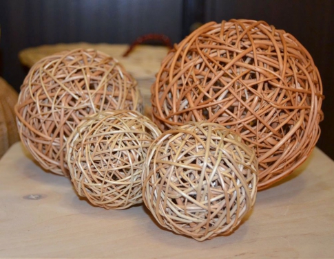 Игрушки из лозы. Корзина для игрушек из лозы. Плетеные скульптуры для дом…
