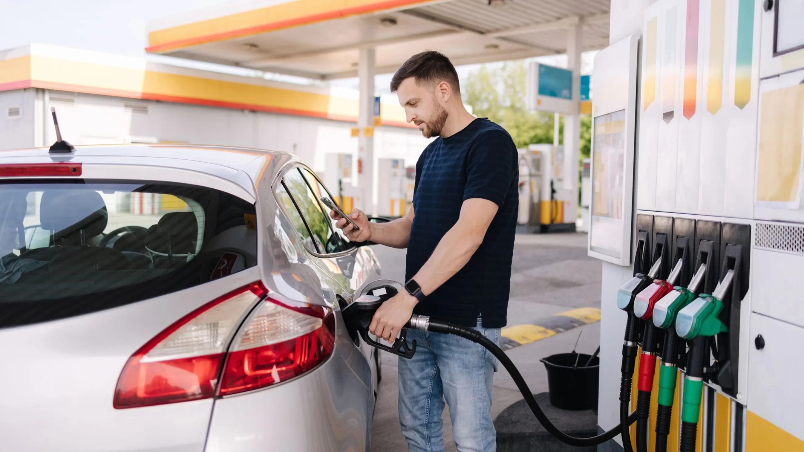 Se autorizó el autoservicio de combustible en todo el país