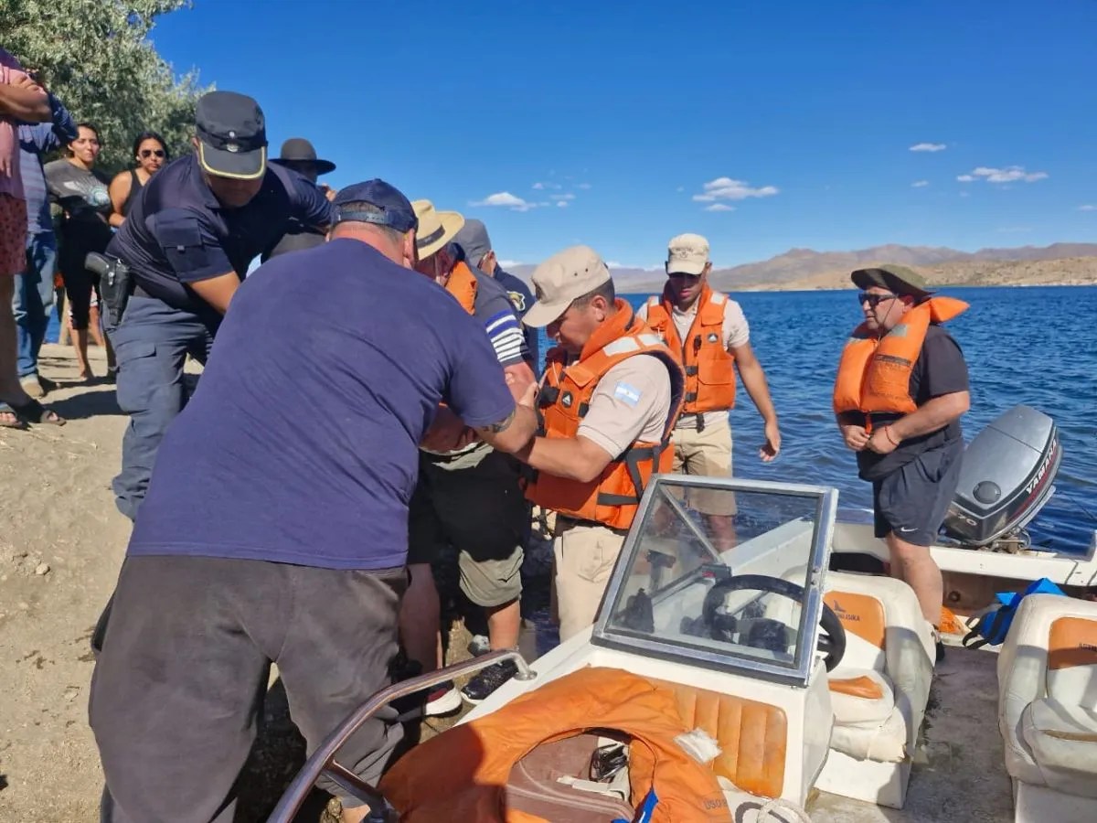 Rescate exitoso en el lago de Piedra del Águila de tres pescadores perdidos tras quedarse sin combustible