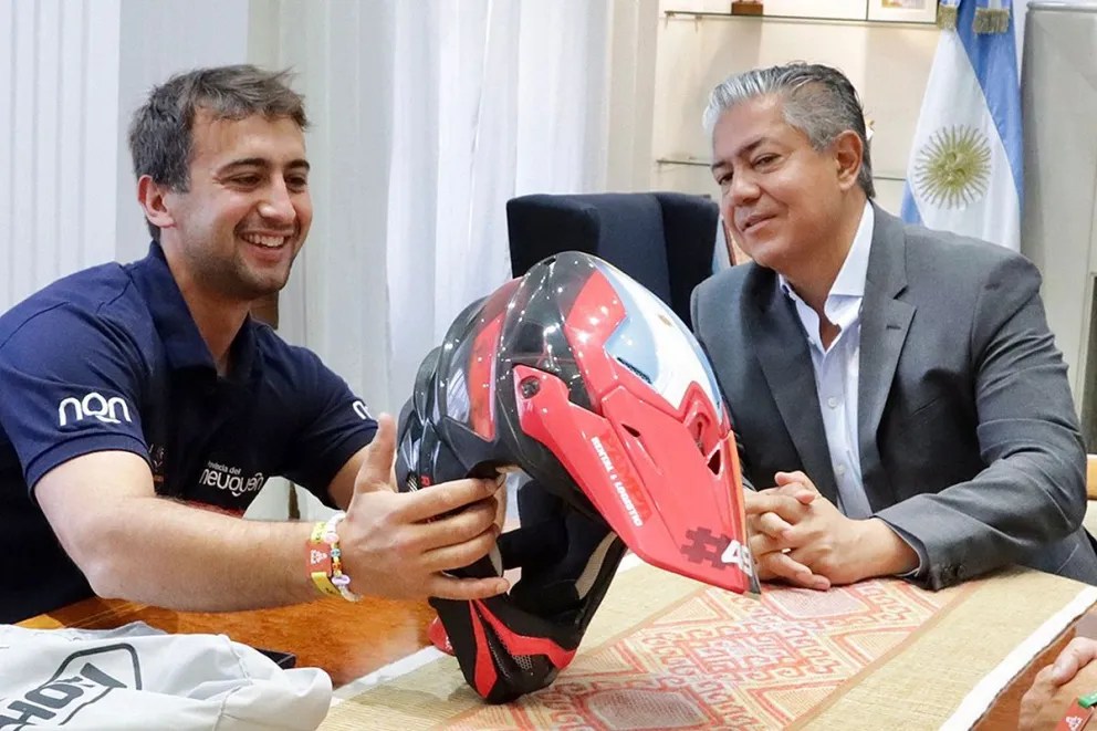 El gobernador recibió al piloto neuquino, Santiago Rostan