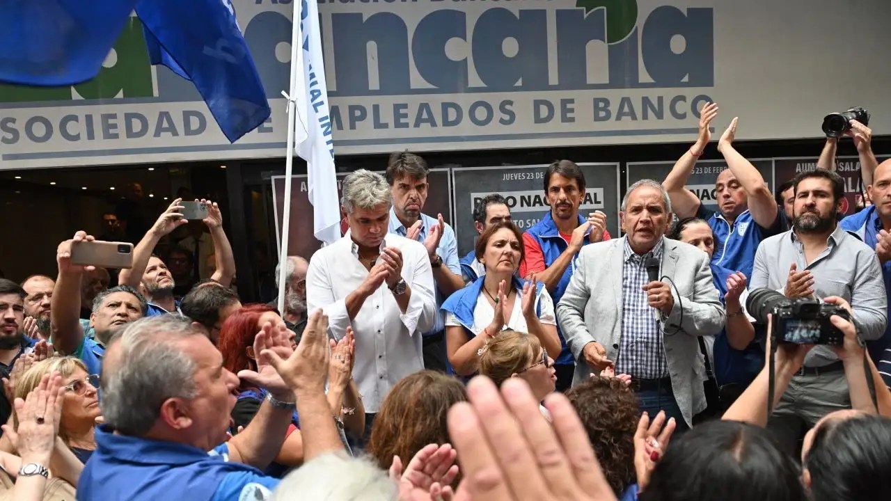 Denuncias y despidos: fuerte reclamo del gremio bancario contra el Santander