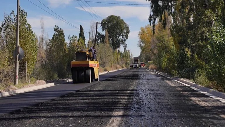 Comenzó la obra de asfalto en la calle Futaleufú