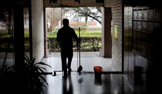 Encargados de edificio: la historia detrás de la fecha que los homenajea