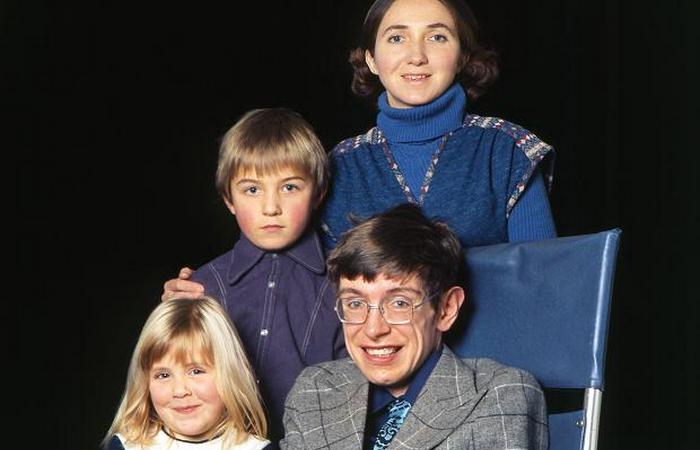 Вторая книга хокинга, которую он создавал с 1976 по 1992 год, включает в себя его эссе на разные темы: Stiven Hoking