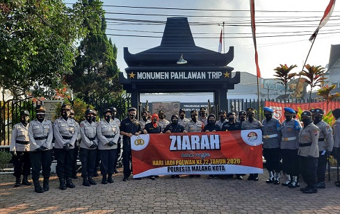 Polwan Malang Raya, Secara Serentak Ziarah ke Taman Makam Pahlawan -  Breaking News