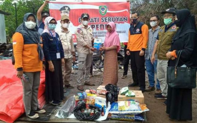 Camat Seruyan Raya Serahkan Bantuan Bupati Seruyan Untuk Korban Kebakaran di Desa Terawan