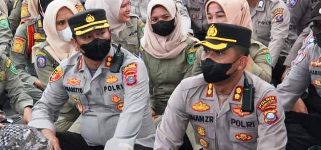 Humanis, Kapolres Padangsidimpuan Melantai di Tanah dengan Pengunjuk Rasa