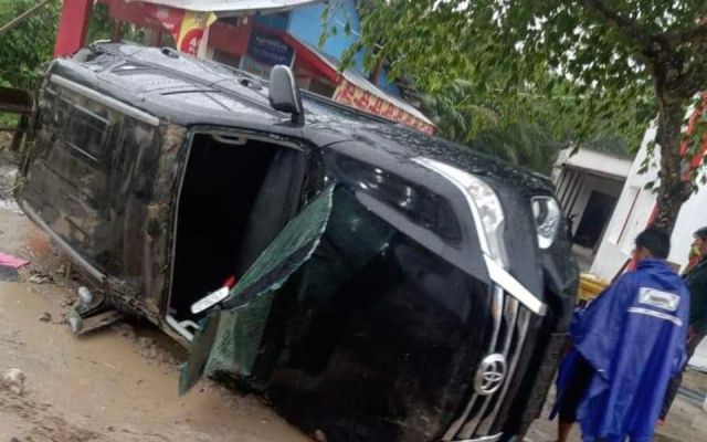 Akibat Jalan Licin, Mobil Sekda Seruyan Alami Kecelakaan Tunggal