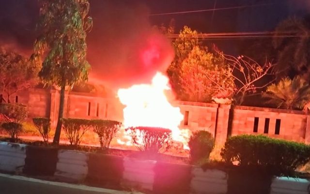 Breaking News! Mobil Terbakar Habis, 2 Penumpang Alami Luka Bakar