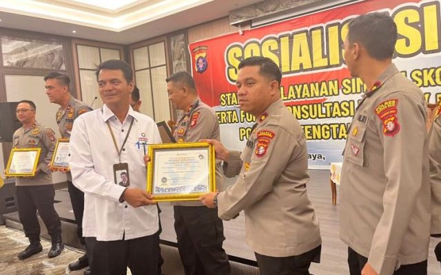 Polres Kotim Terima Piagam Penghargaan Predikat Kepatuhan Standar Pelayanan Publik Tahun 2022