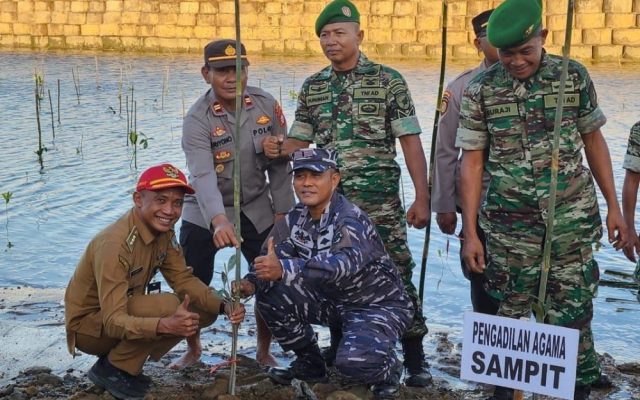 Camat Teluk Sampit Bersama TNI/Polri Tanam 5000 Bibit Mangrove di Desa Ujung Pandaran
