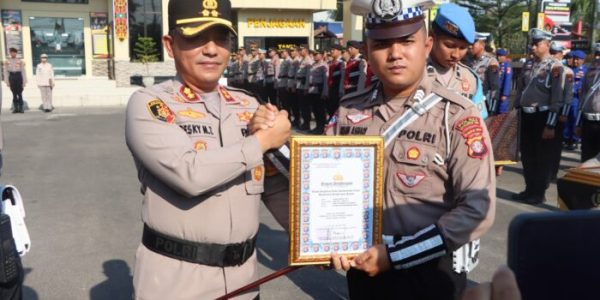 Kapolres Kotim Berikan Reward PNPP Polres Kotim