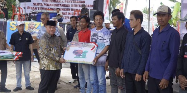 Pemkab Kotim Serahkan Hibah Bantuan Bagi Nelayan dan Pembudidaya Ikan
