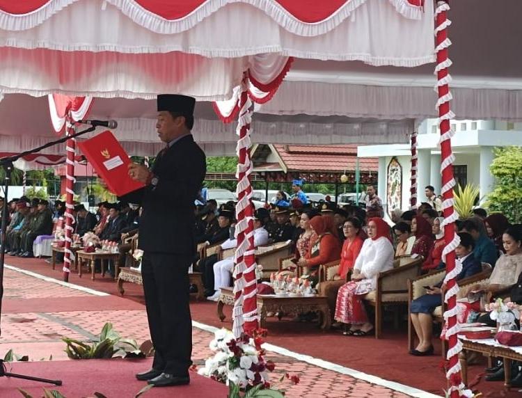 Ketua DPRD Murung Raya Bacakan UUD 1945 pada Upacara HUT ke-80 RI