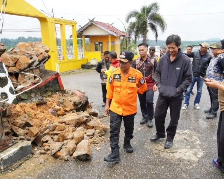 Bupati Murung Raya Tinjau Kerusakan Infrastruktur Akibat Longsor dan Banjir, Tegaskan Langkah Cepat Penanganan