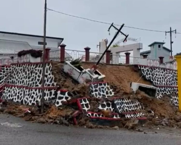 Hujan Deras Rusak Infrastruktur Puruk Cahu, Jembatan Nyaris Ambruk dan Makam Pahlawan Longsor